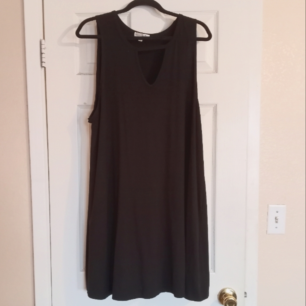 Sleeveless black dress peep hole front size Large